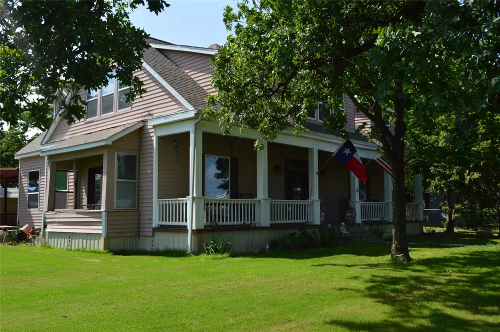 3202 Travis Cameron, TX 76520