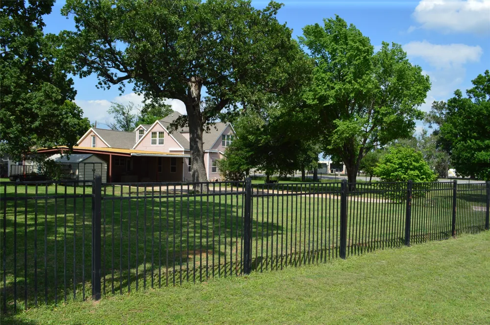 3202 Travis Cameron, TX 76520