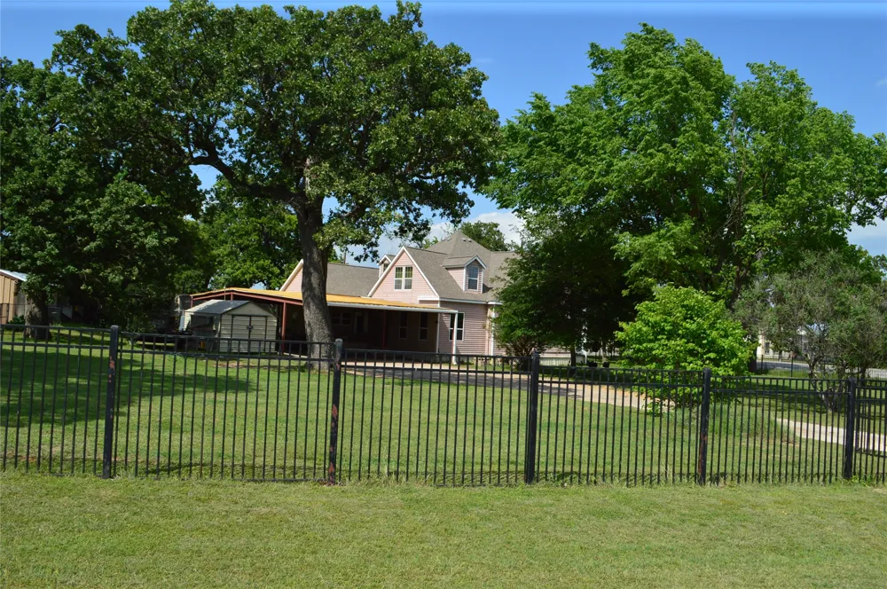 3202 Travis Cameron, TX 76520