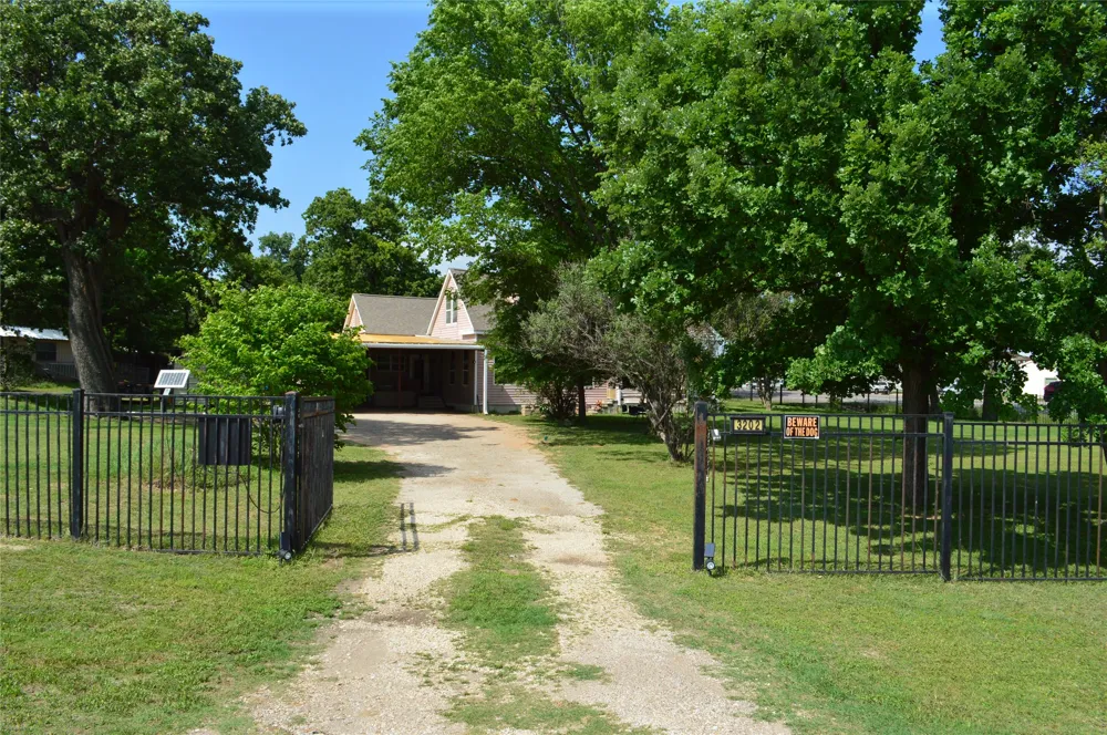 3202 Travis Cameron, TX 76520