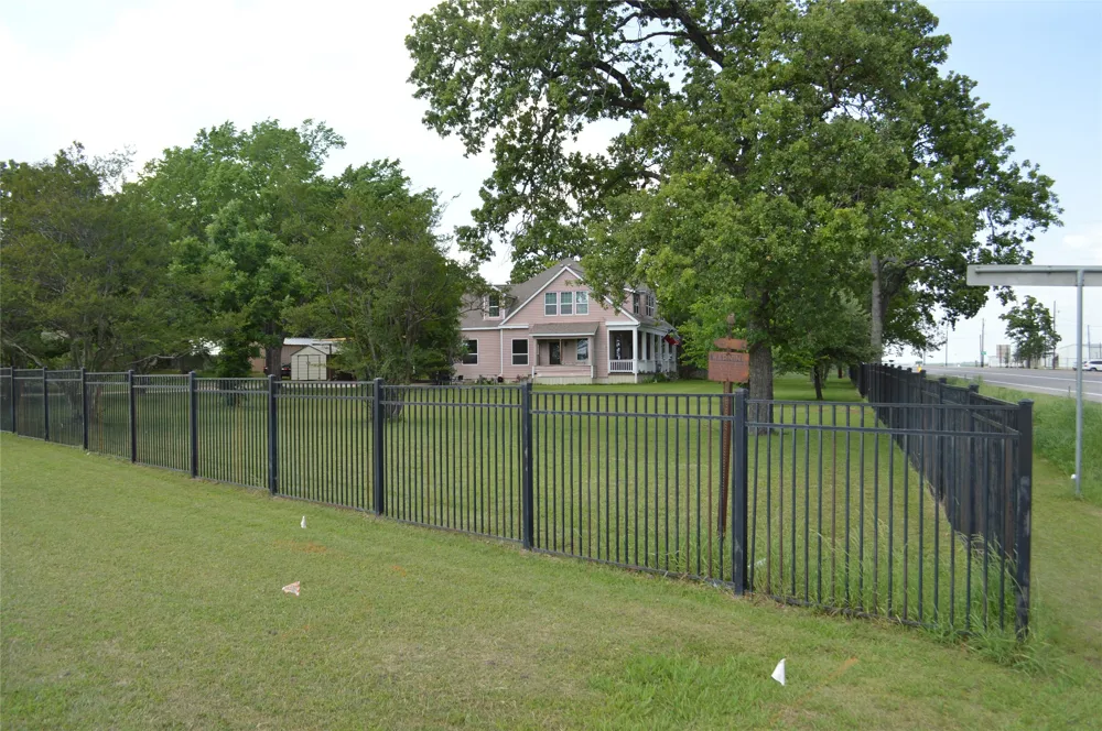 3202 Travis Cameron, TX 76520