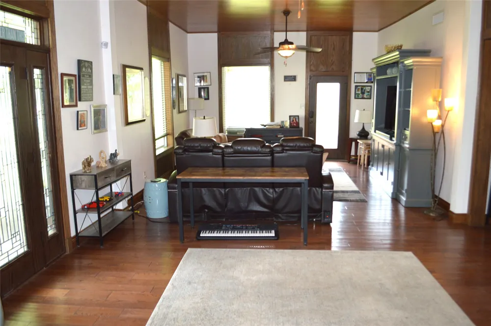 3202 Travis Cameron, TX 76520