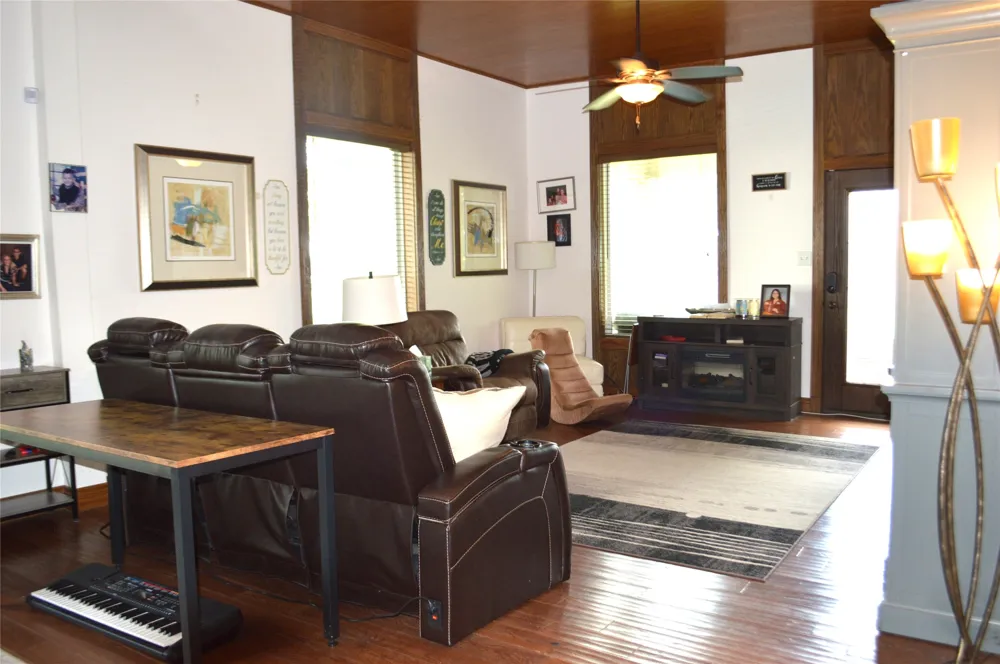 3202 Travis Cameron, TX 76520