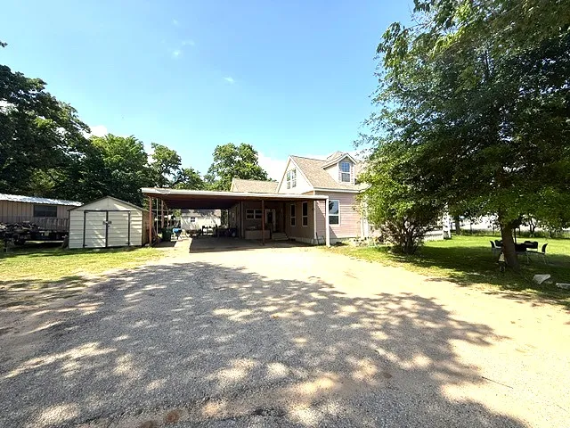 3202 Travis Cameron, TX 76520