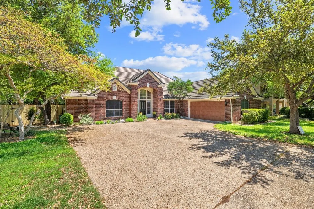 209 El Rio Drive Lakeway, TX 78734