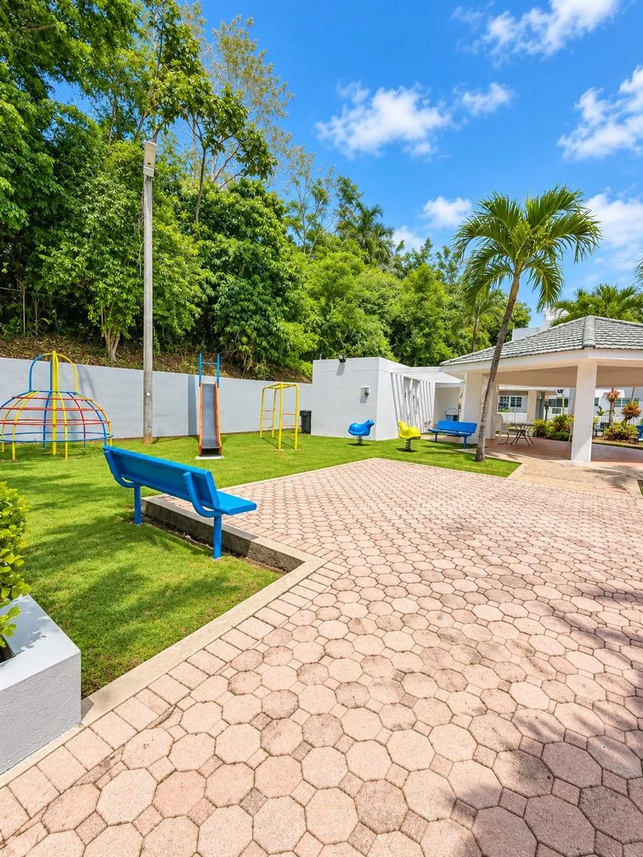 Ave. San Ignacio PRADOS DEL MONTE Guaynabo, PR 00969