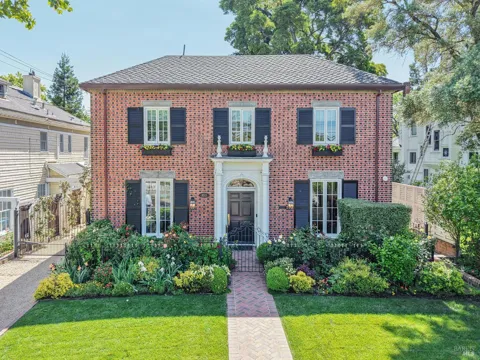 853 D STREET