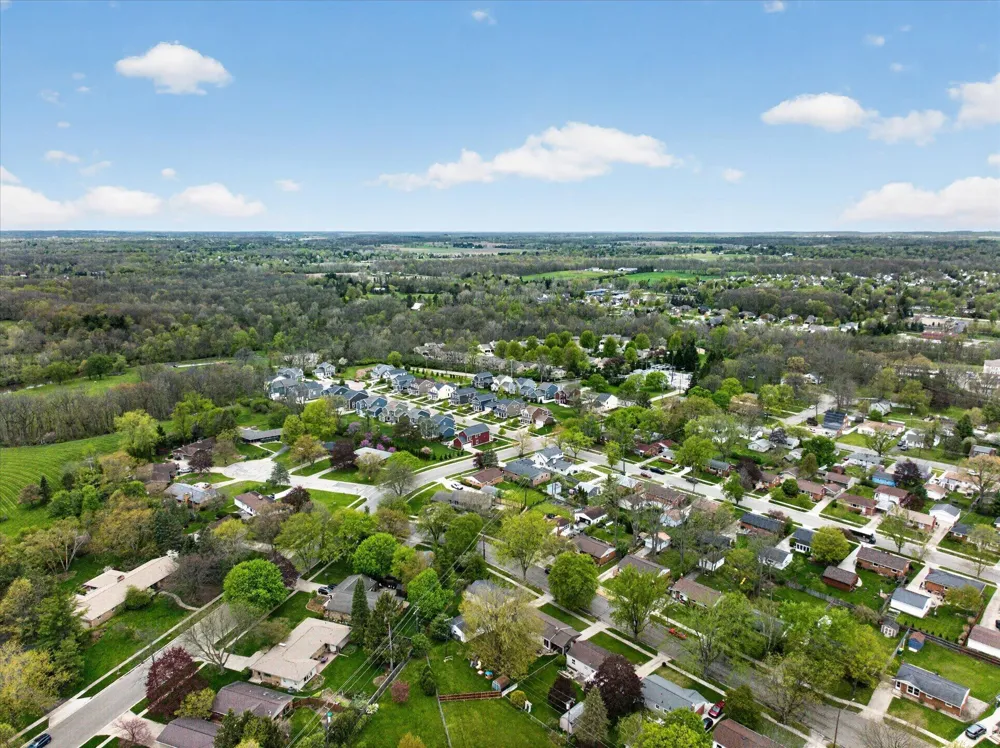 385 Hollywood Drive Saline, MI 48176