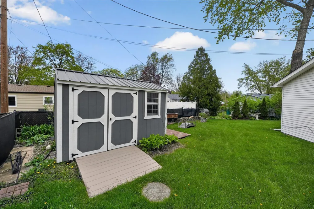 385 Hollywood Drive Saline, MI 48176
