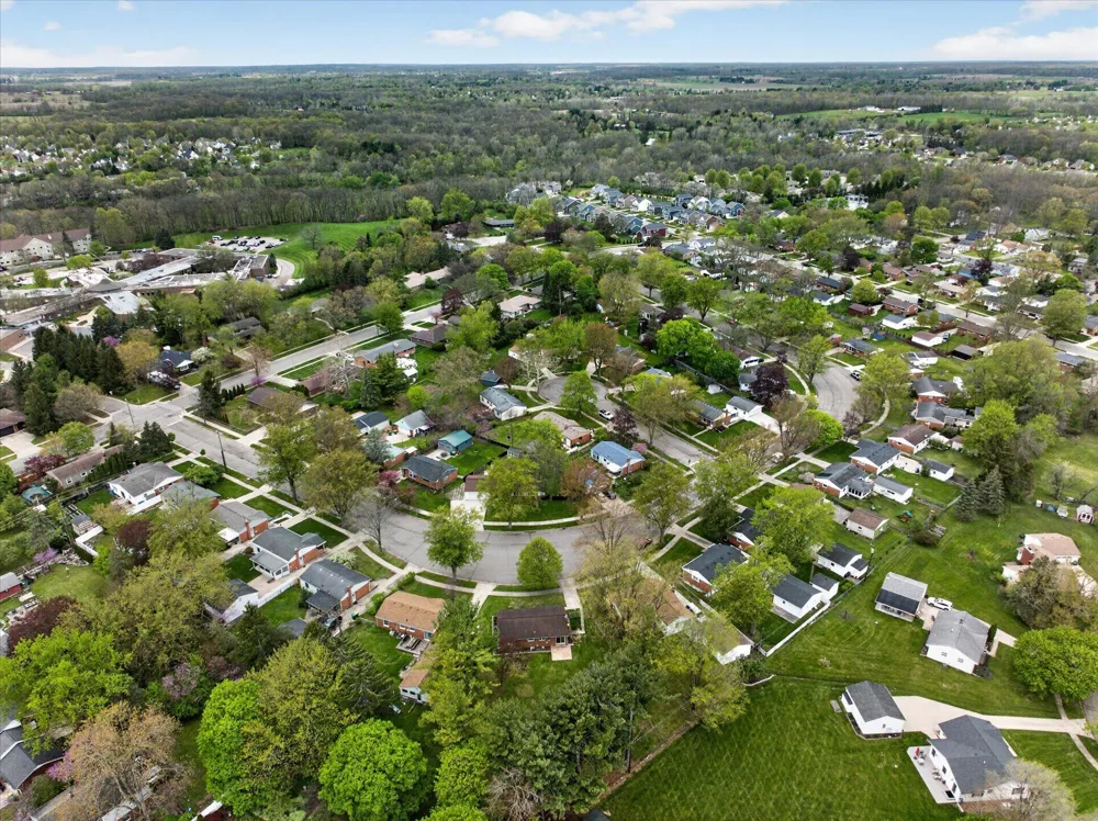 385 Hollywood Drive Saline, MI 48176
