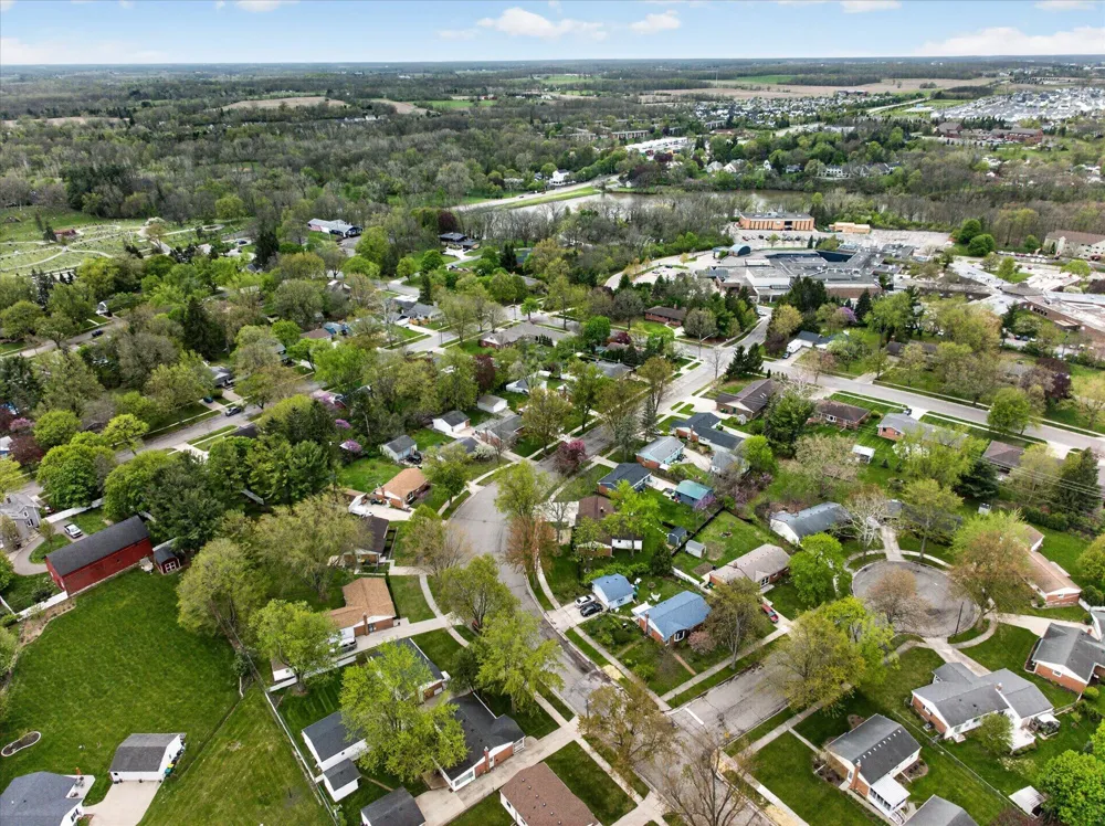 385 Hollywood Drive Saline, MI 48176