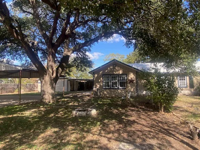 214 S Hackberry Avenue Luling, TX 78648