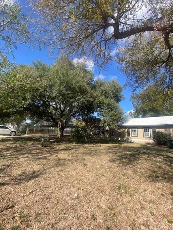 214 S Hackberry Avenue Luling, TX 78648