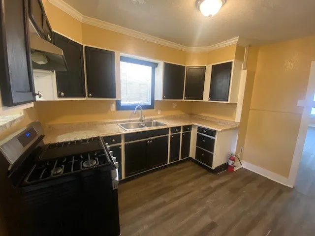 214 S Hackberry Avenue Luling, TX 78648