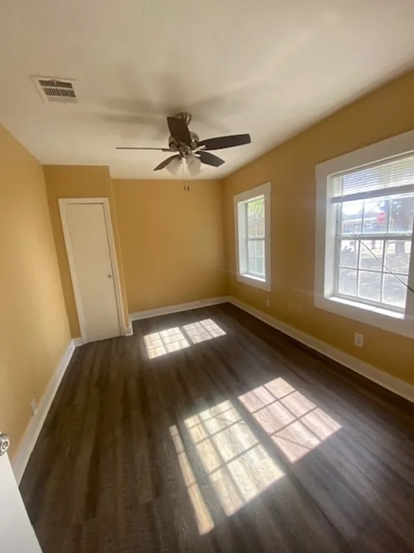 214 S Hackberry Avenue Luling, TX 78648