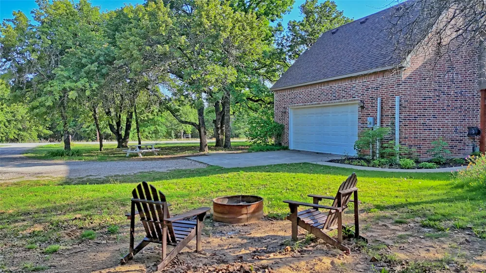 735 Sleepy Hollow Lane Valley View, TX 76272