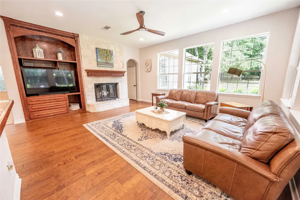 735 Sleepy Hollow Lane Valley View, TX 76272