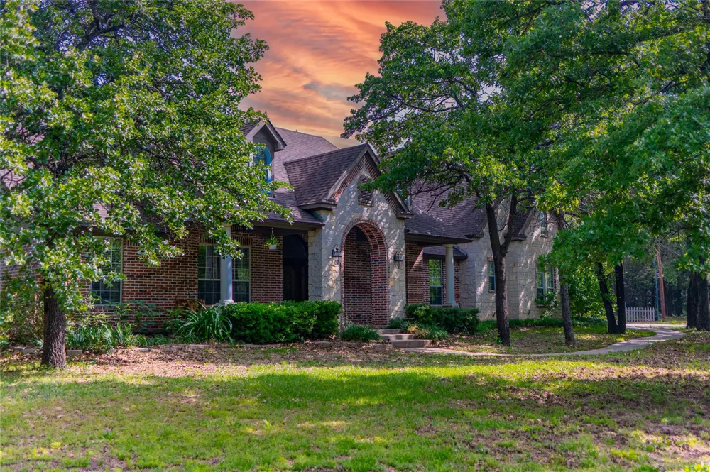 735 Sleepy Hollow Lane Valley View, TX 76272