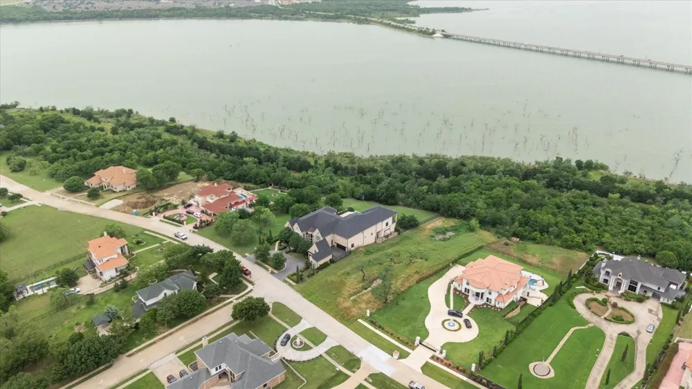 1047 Mallard Pointe Drive Grand Prairie, TX 75104
