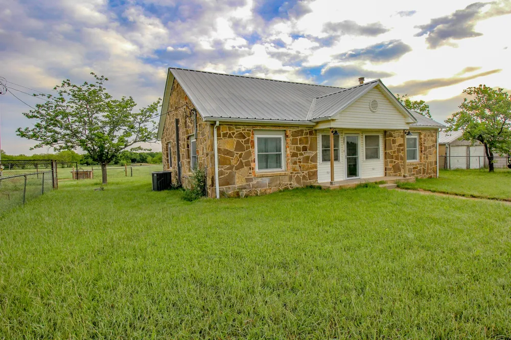 3061 Turkey Creek Road Sunset, TX 76270