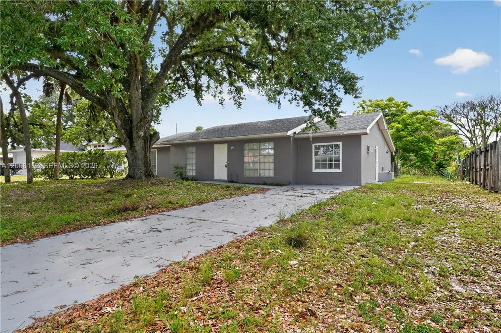 4030 SCHOOL CIR La Belle, FL 33935