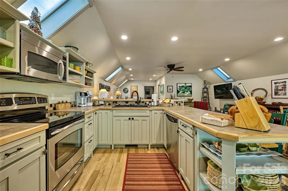 178 Whetstone Gap Road Lake Toxaway, NC 28747