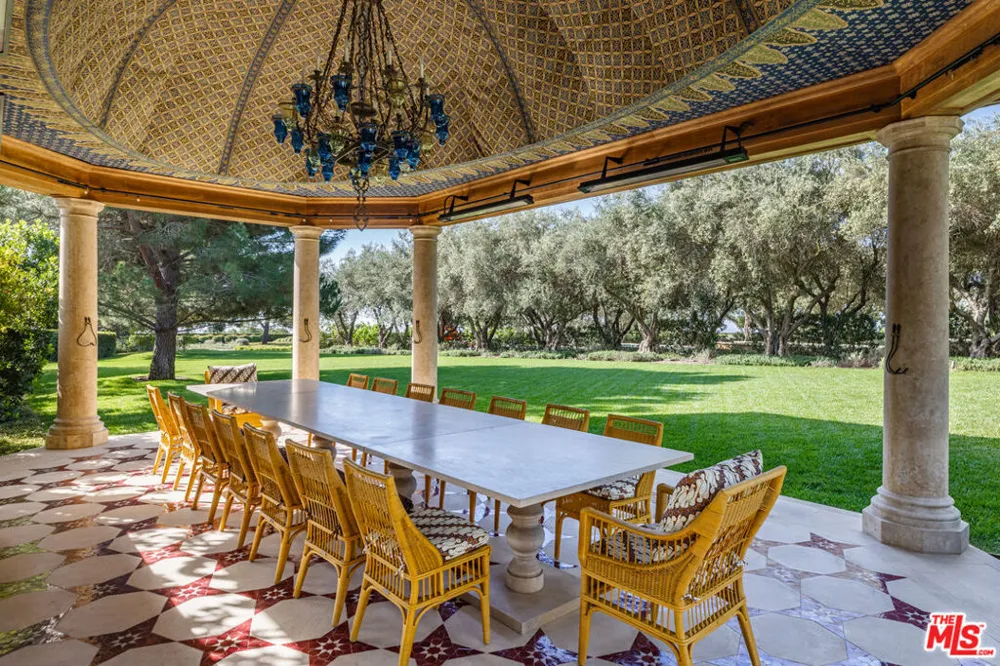 11201 Chalon Road Los Angeles, CA 90049