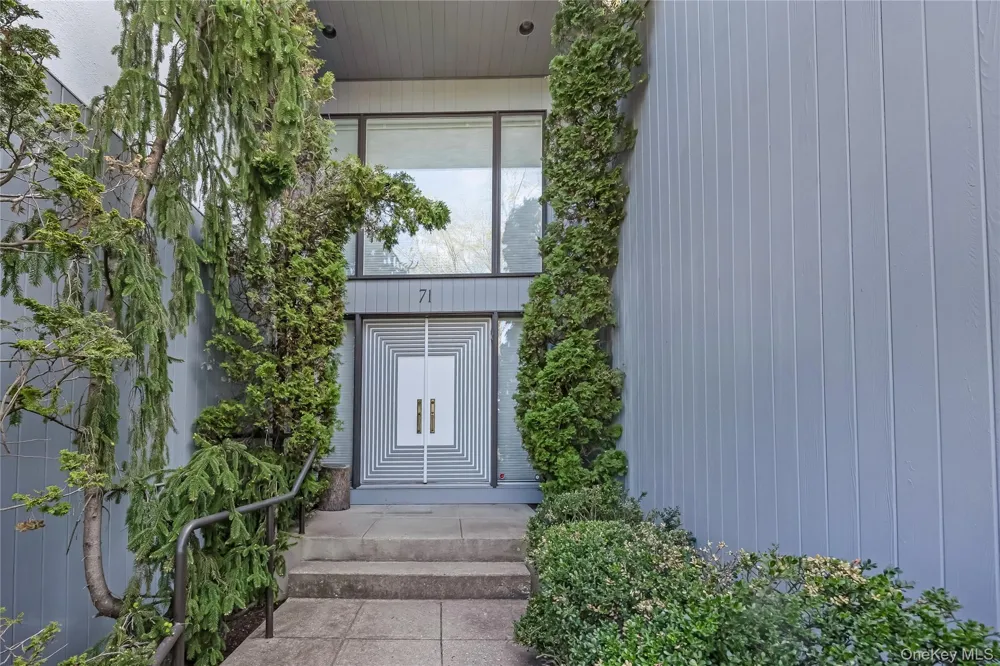 71 Eagle Chase Woodbury, NY 11797