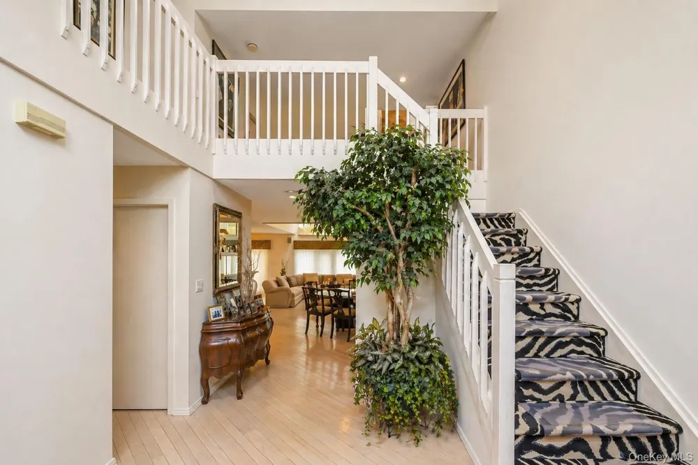 71 Eagle Chase Woodbury, NY 11797