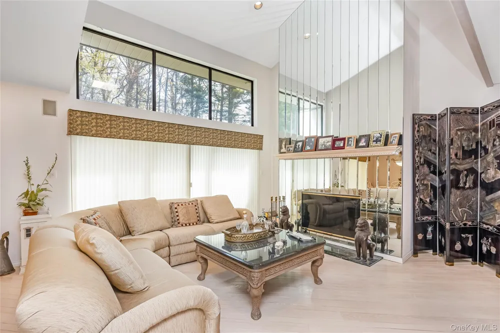 71 Eagle Chase Woodbury, NY 11797