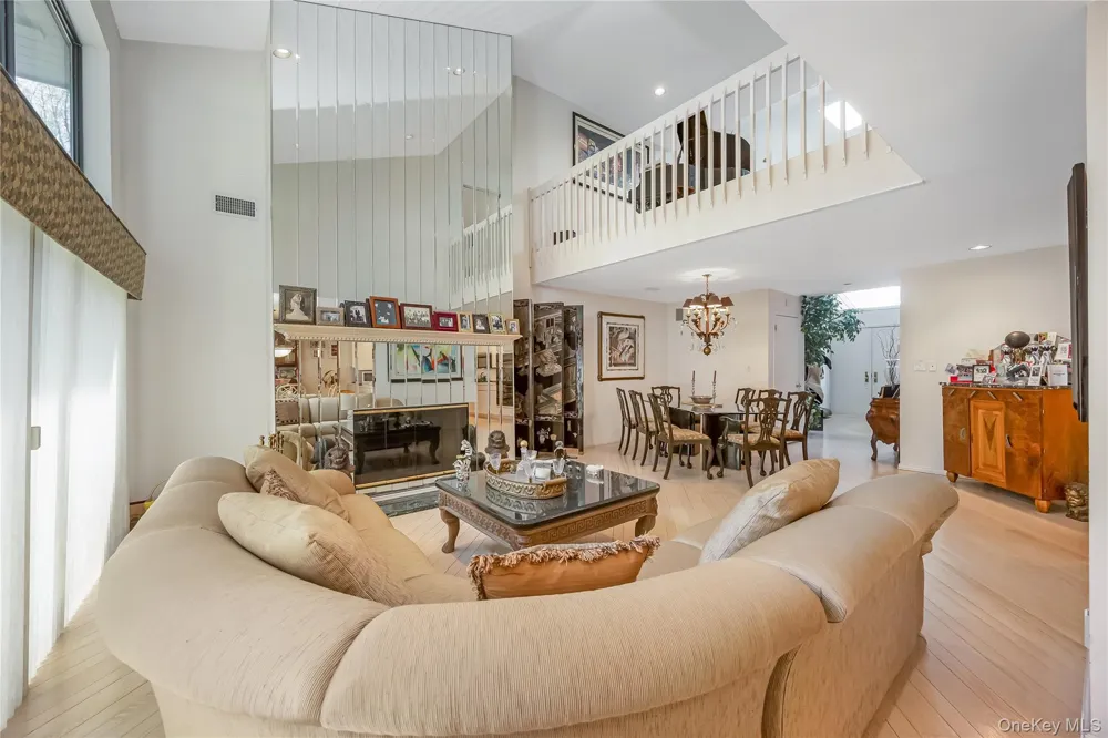 71 Eagle Chase Woodbury, NY 11797