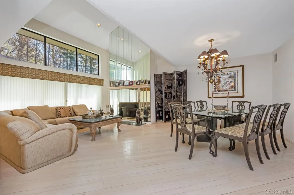 71 Eagle Chase Woodbury, NY 11797