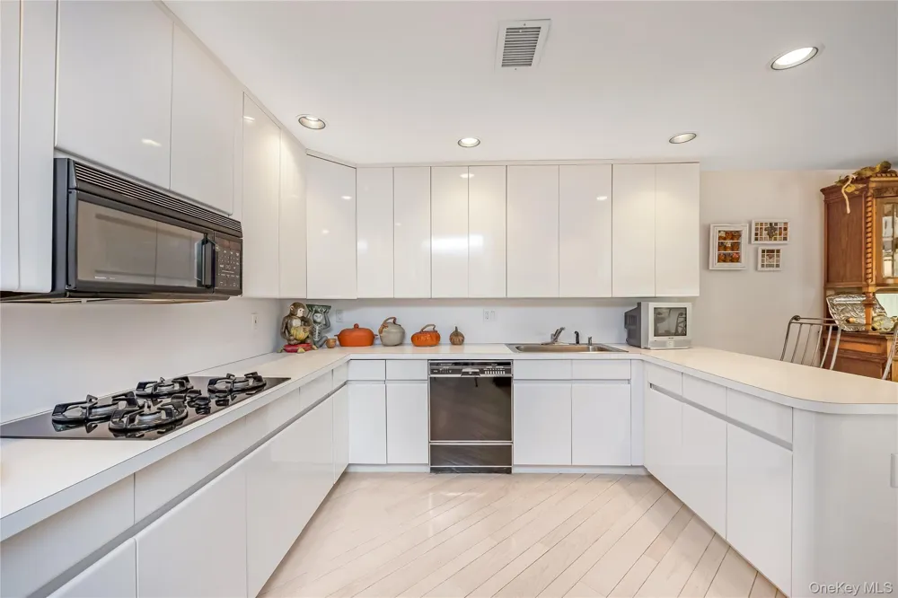 71 Eagle Chase Woodbury, NY 11797