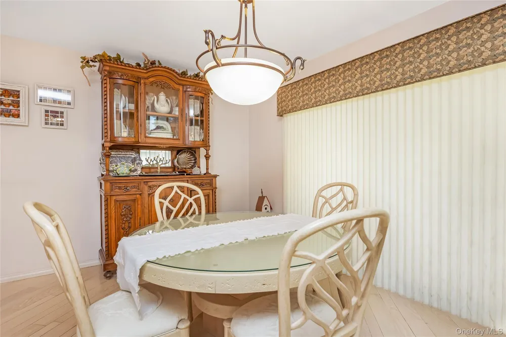 71 Eagle Chase Woodbury, NY 11797