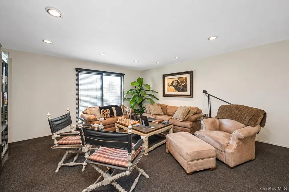 71 Eagle Chase Woodbury, NY 11797