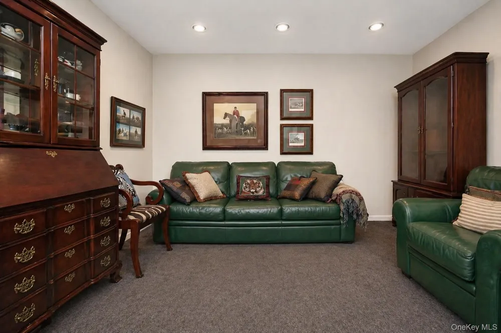 71 Eagle Chase Woodbury, NY 11797