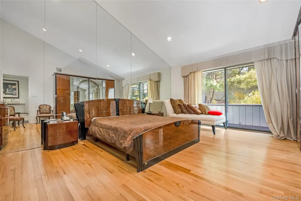 71 Eagle Chase Woodbury, NY 11797