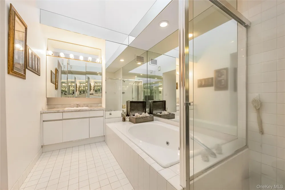 71 Eagle Chase Woodbury, NY 11797