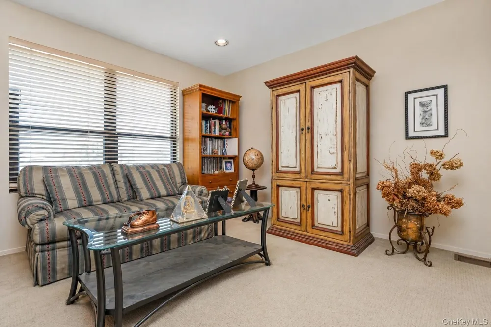 71 Eagle Chase Woodbury, NY 11797