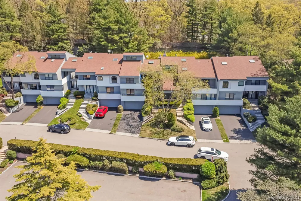 71 Eagle Chase Woodbury, NY 11797
