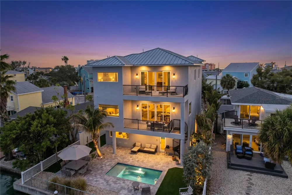 306 BAY PLZ Treasure Island, FL 33706