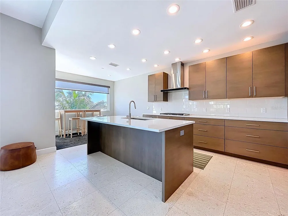 306 BAY PLZ Treasure Island, FL 33706