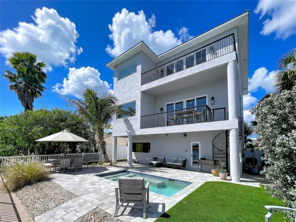 306 BAY PLZ Treasure Island, FL 33706