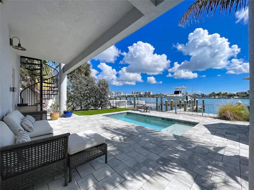 306 BAY PLZ Treasure Island, FL 33706