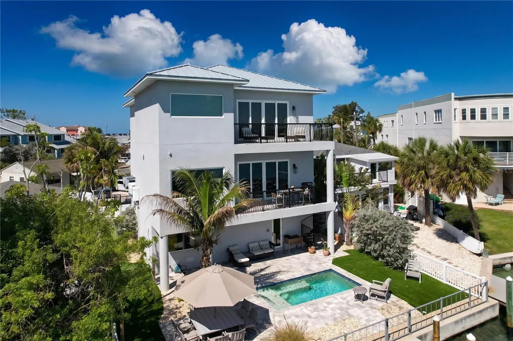 306 BAY PLZ Treasure Island, FL 33706