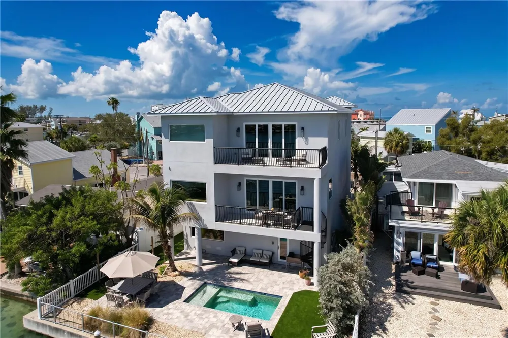 306 BAY PLZ Treasure Island, FL 33706