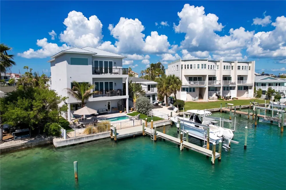 306 BAY PLZ Treasure Island, FL 33706