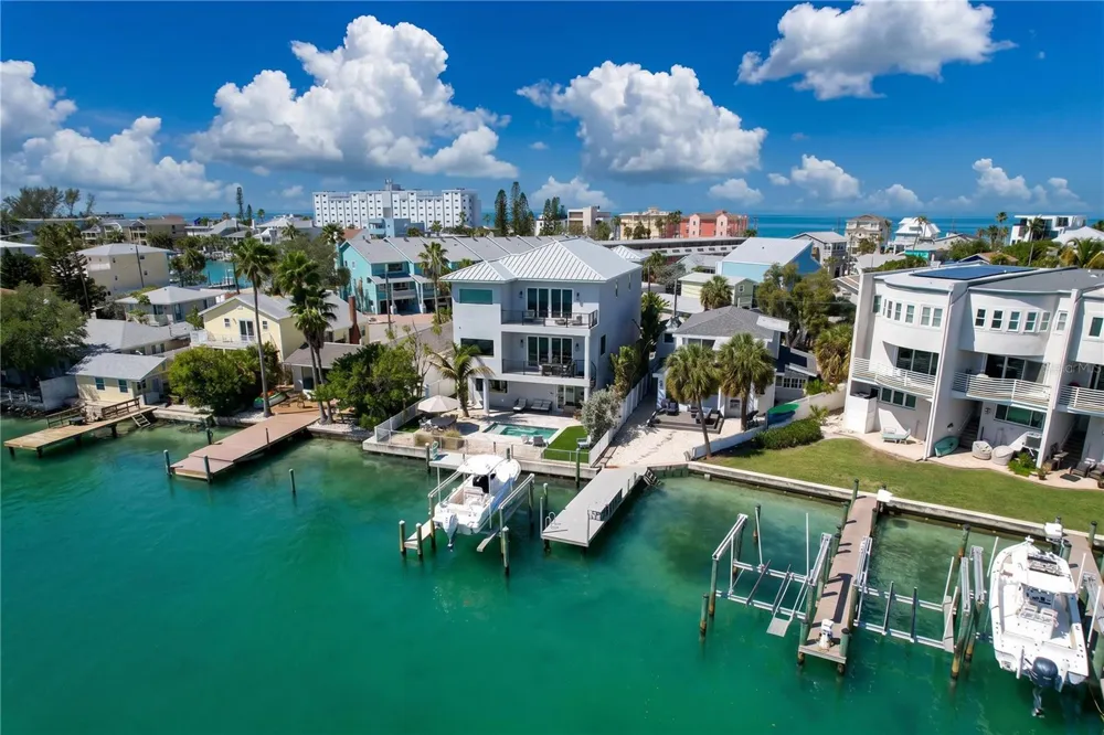 306 BAY PLZ Treasure Island, FL 33706