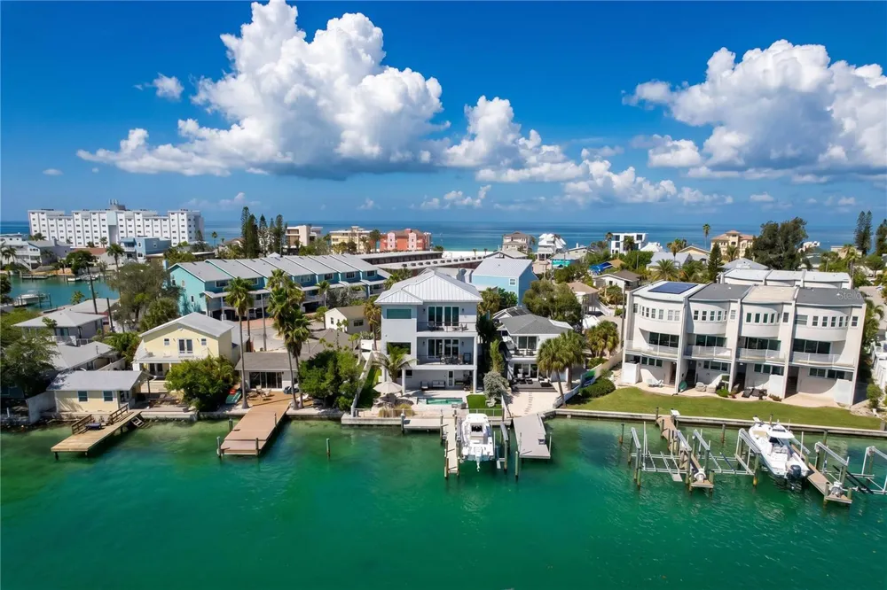 306 BAY PLZ Treasure Island, FL 33706