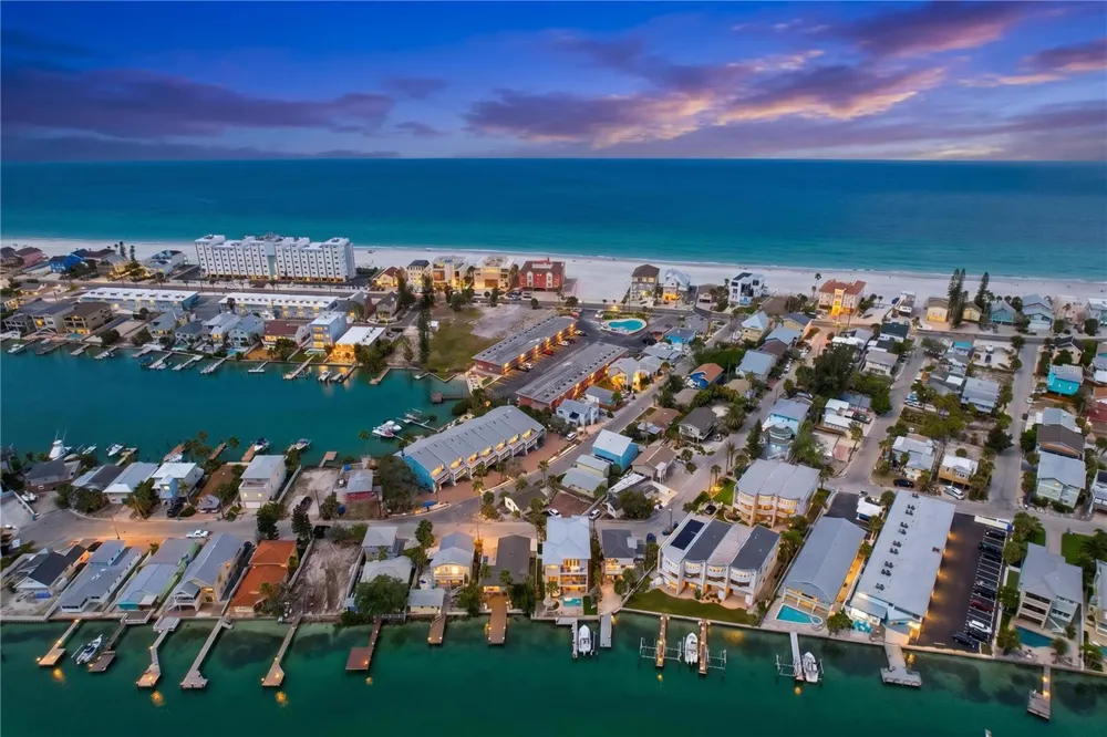 306 BAY PLZ Treasure Island, FL 33706